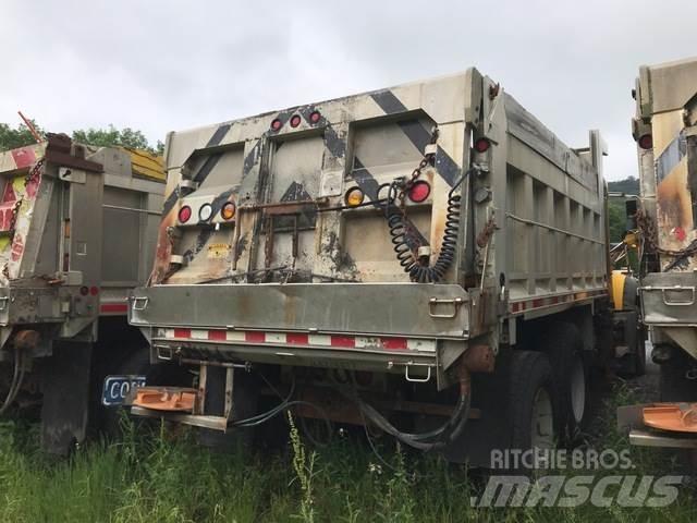 Mack 700 Schneeschilde und -pflüge