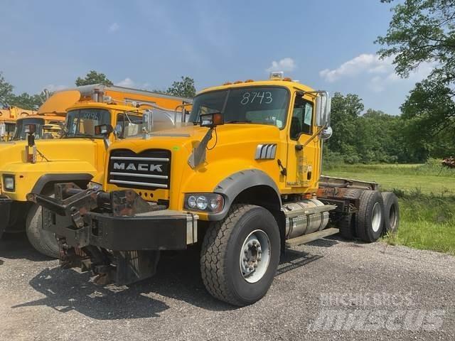 Mack 700 Schneeschilde und -pflüge