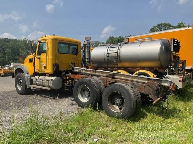 Mack 700 Schneeschilde und -pflüge