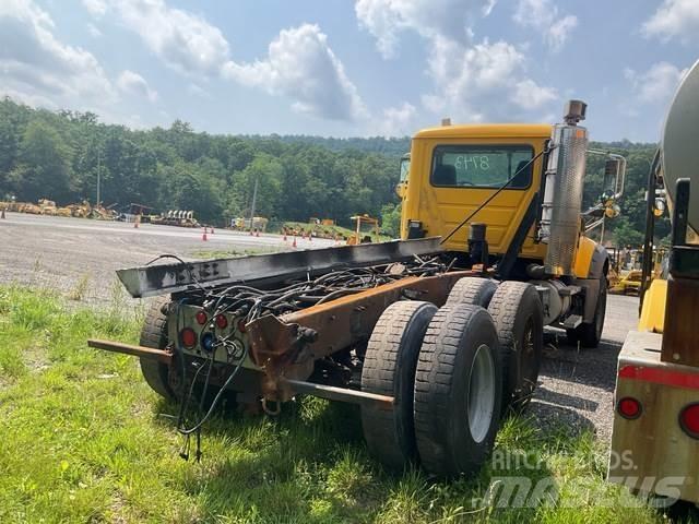 Mack 700 Schneeschilde und -pflüge