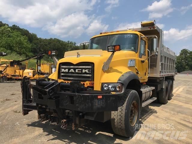 Mack 700 Schneeschilde und -pflüge