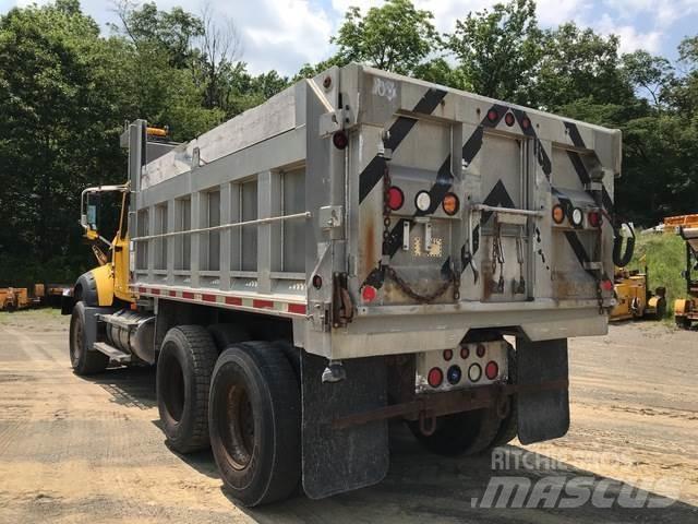 Mack 700 Schneeschilde und -pflüge