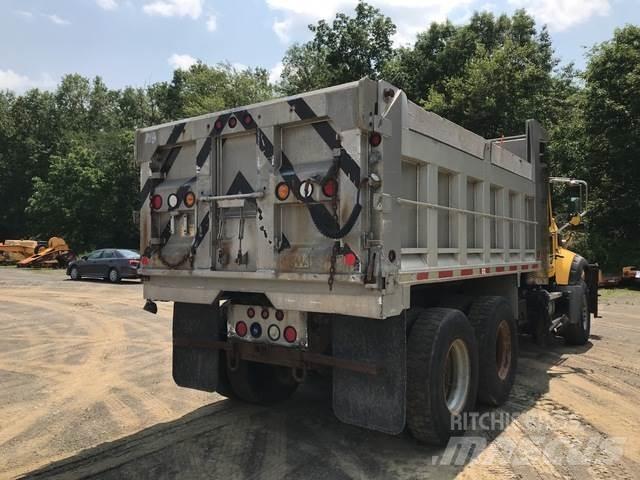 Mack 700 Schneeschilde und -pflüge