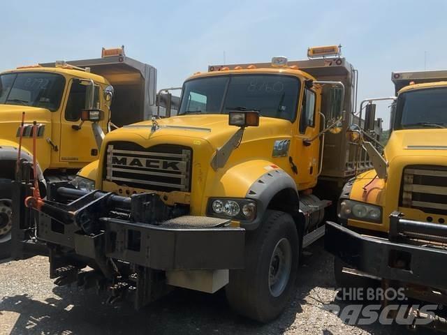 Mack 700 Schneeschilde und -pflüge