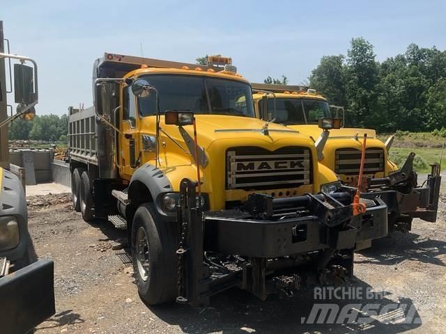 Mack 700 Schneeschilde und -pflüge