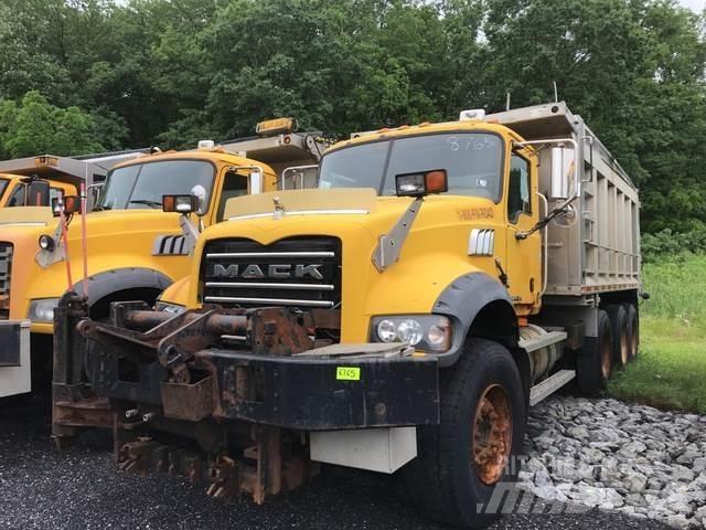 Mack 700 Schneeschilde und -pflüge