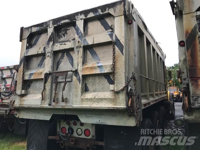 Mack 700 Schneeschilde und -pflüge