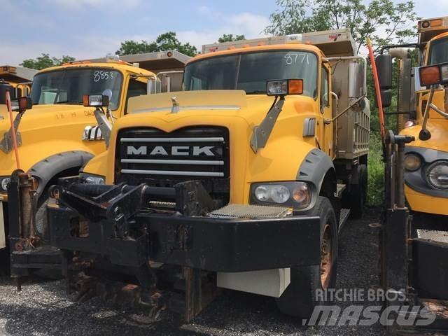 Mack 700 Schneeschilde und -pflüge