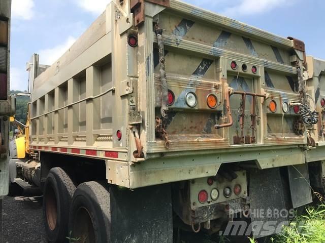 Mack 700 Schneeschilde und -pflüge