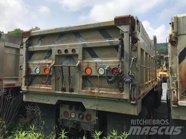 Mack 700 Schneeschilde und -pflüge
