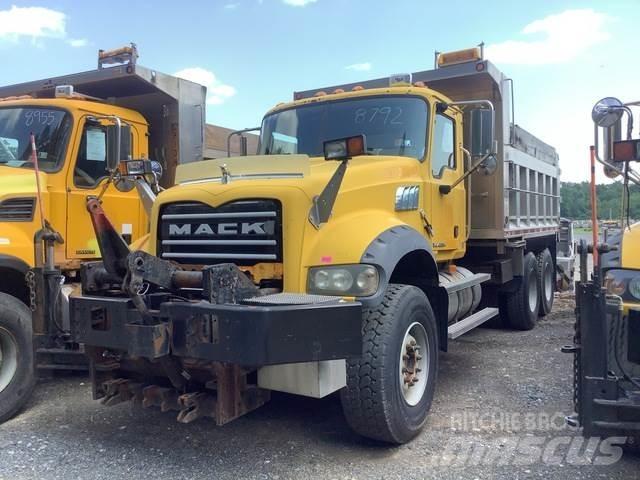 Mack 700 Schneeschilde und -pflüge