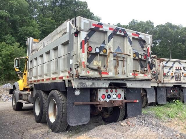 Mack 700 Schneeschilde und -pflüge