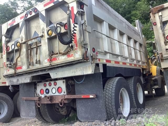 Mack 700 Schneeschilde und -pflüge