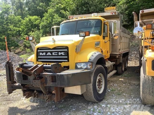 Mack 700 Schneeschilde und -pflüge