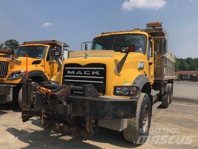 Mack 700 Schneeschilde und -pflüge