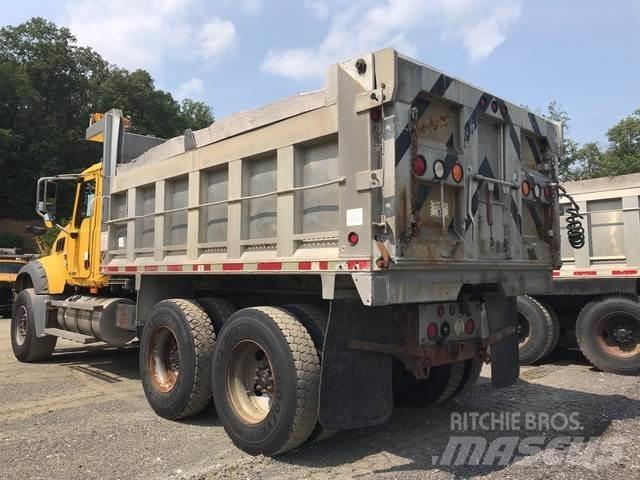 Mack 700 Schneeschilde und -pflüge
