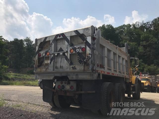 Mack 700 Schneeschilde und -pflüge