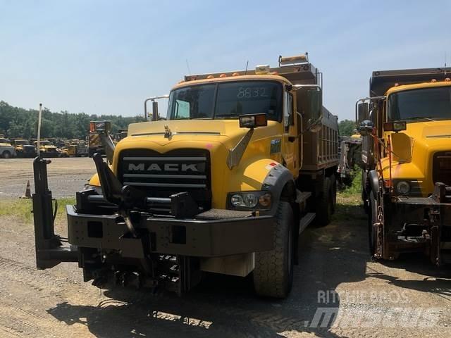 Mack 700 Schneeschilde und -pflüge
