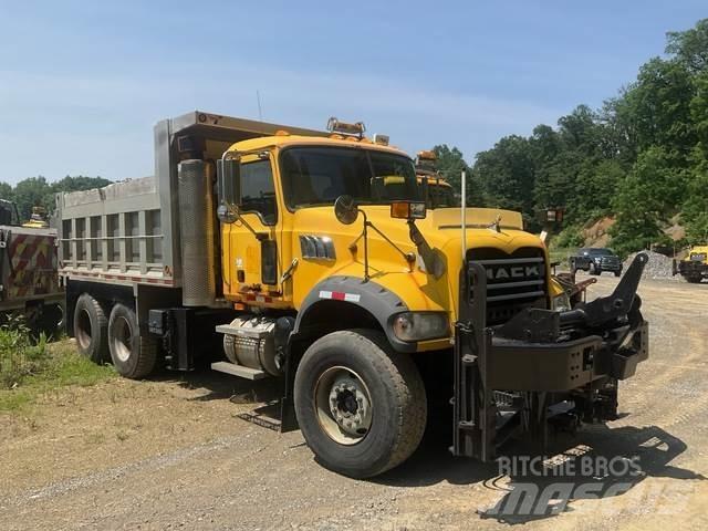 Mack 700 Schneeschilde und -pflüge