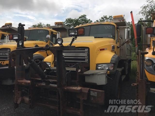 Mack 700 Schneeschilde und -pflüge