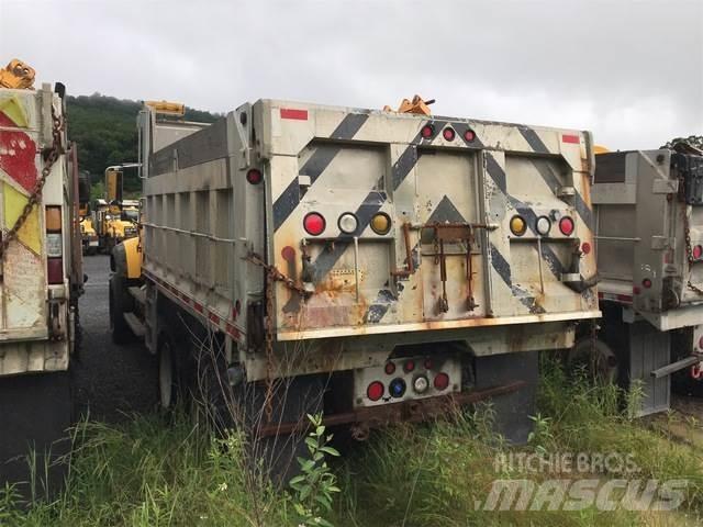Mack 700 Schneeschilde und -pflüge
