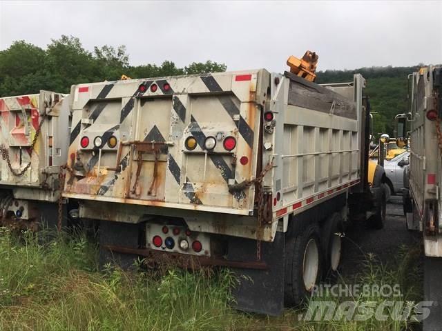 Mack 700 Schneeschilde und -pflüge