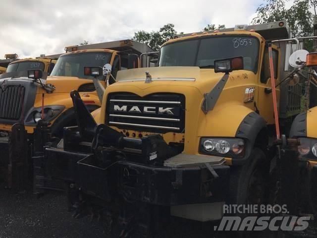 Mack 700 Schneeschilde und -pflüge