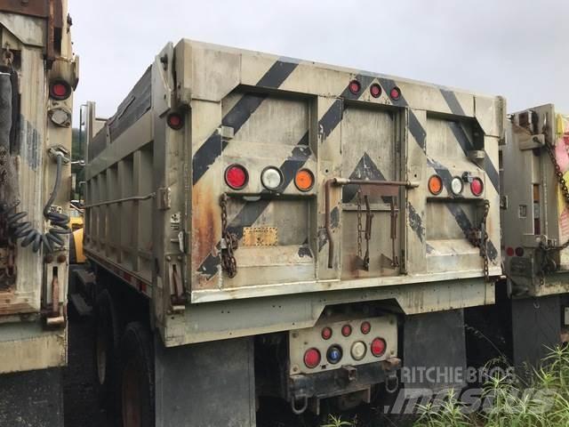 Mack 700 Schneeschilde und -pflüge