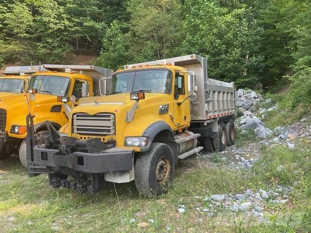 Mack 700 Schneeschilde und -pflüge