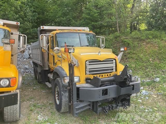 Mack 700 Schneeschilde und -pflüge