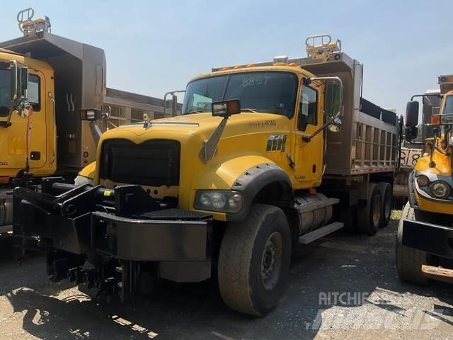 Mack 700 Schneeschilde und -pflüge