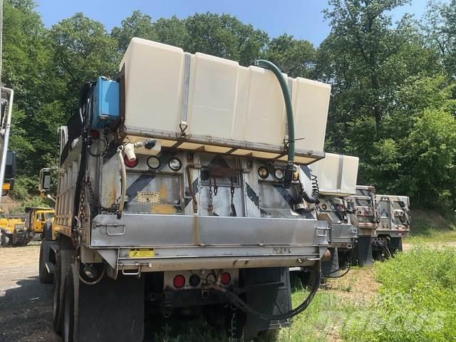 Mack 700 Schneeschilde und -pflüge