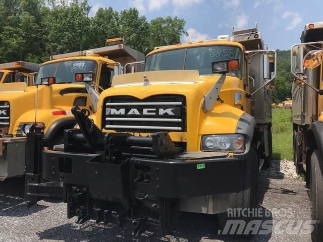 Mack 700 Schneeschilde und -pflüge