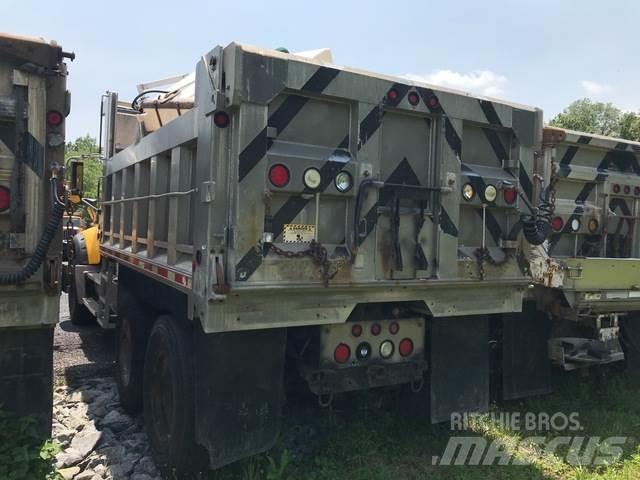 Mack 700 Schneeschilde und -pflüge