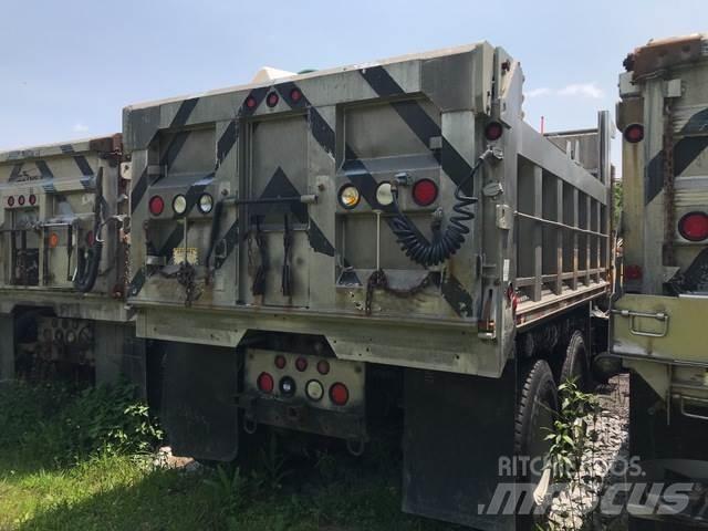 Mack 700 Schneeschilde und -pflüge