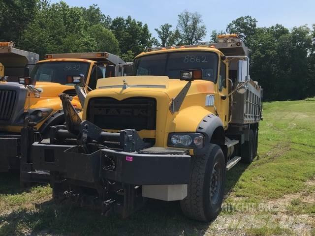 Mack 700 Schneeschilde und -pflüge