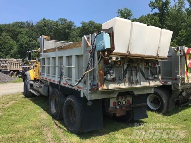 Mack 700 Schneeschilde und -pflüge