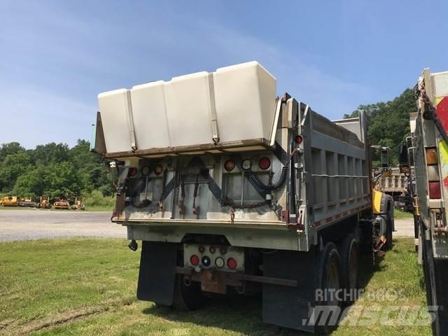 Mack 700 Schneeschilde und -pflüge