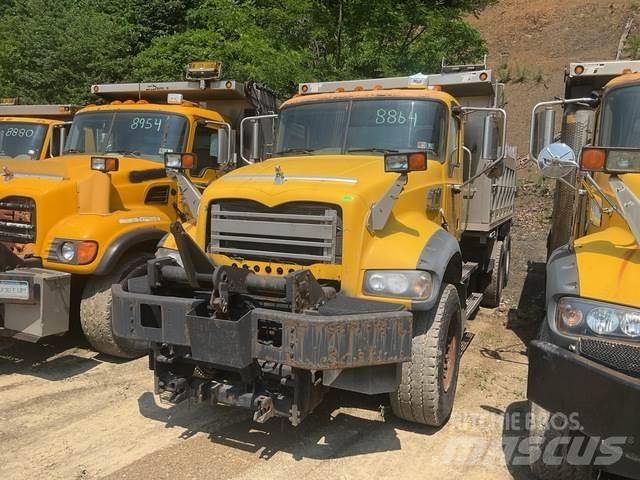 Mack 700 Schneeschilde und -pflüge
