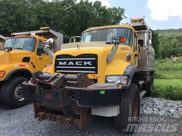 Mack 700 Schneeschilde und -pflüge