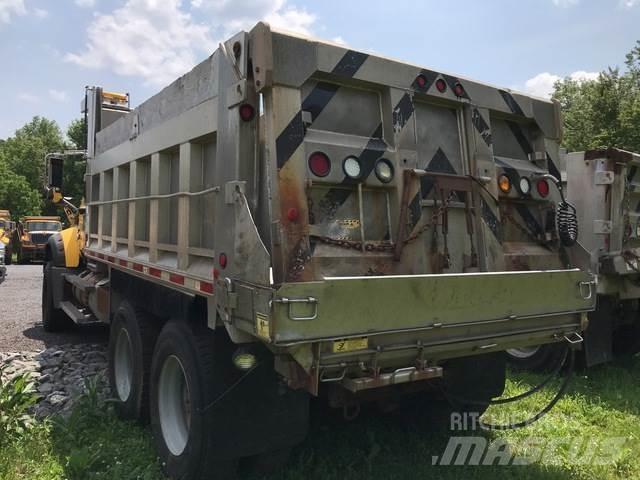 Mack 700 Schneeschilde und -pflüge