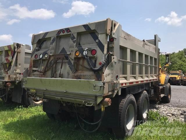 Mack 700 Schneeschilde und -pflüge