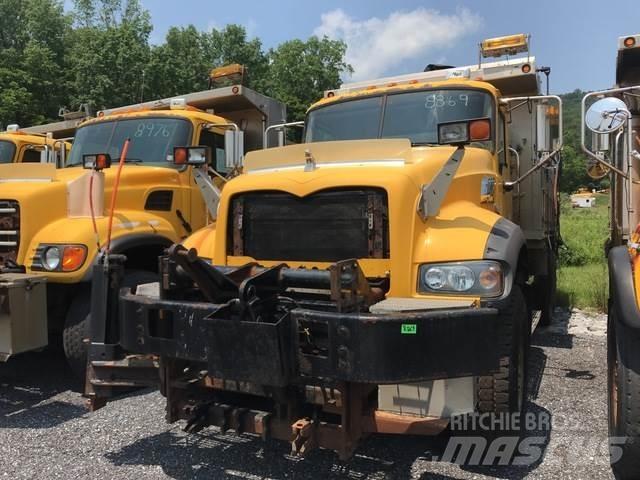 Mack 700 Schneeschilde und -pflüge