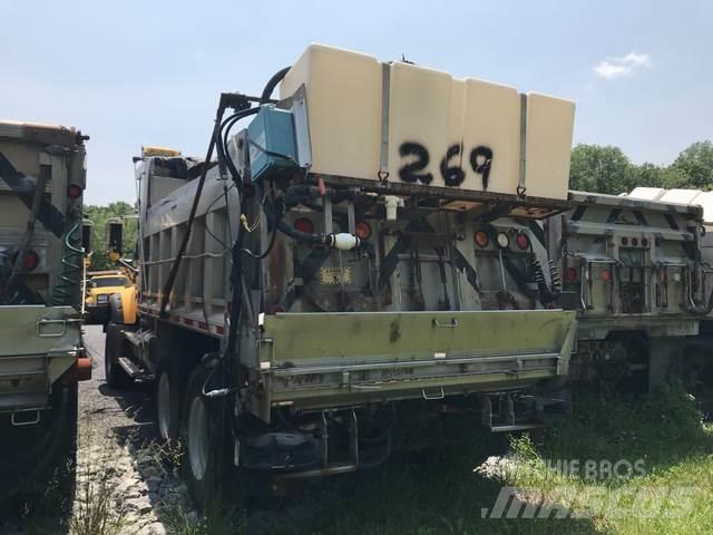 Mack 700 Schneeschilde und -pflüge