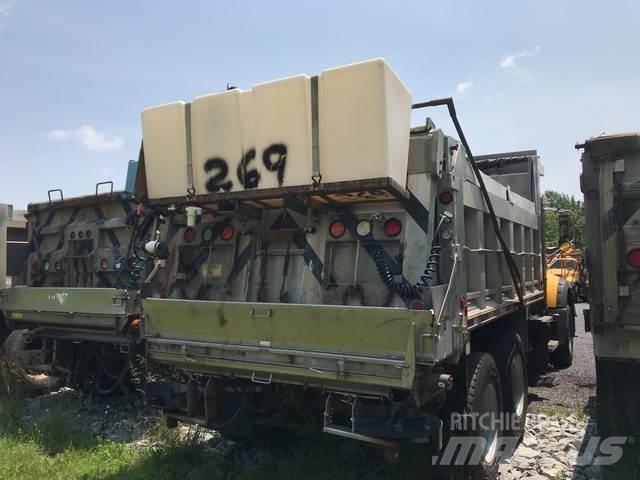 Mack 700 Schneeschilde und -pflüge