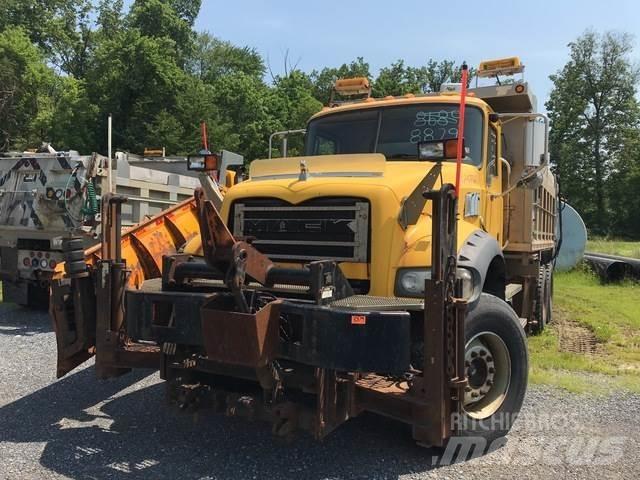 Mack 700 Schneeschilde und -pflüge
