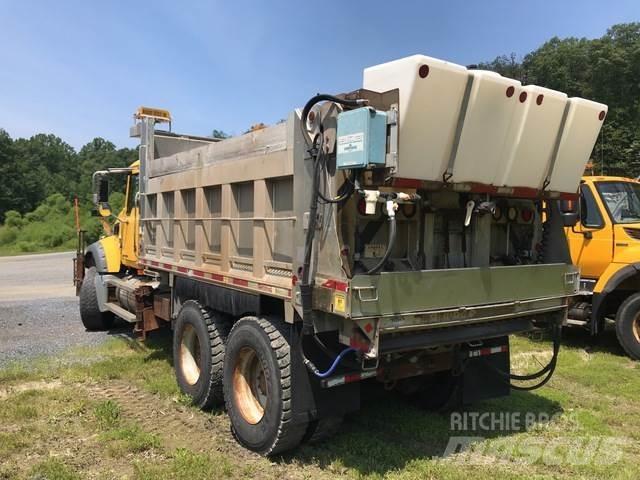 Mack 700 Schneeschilde und -pflüge