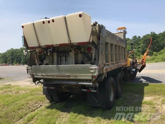 Mack 700 Schneeschilde und -pflüge