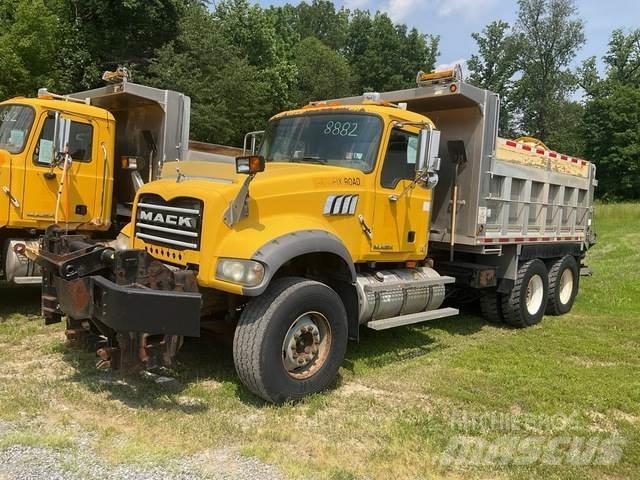 Mack 700 Schneeschilde und -pflüge