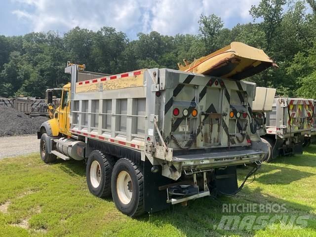 Mack 700 Schneeschilde und -pflüge